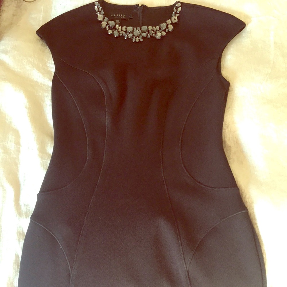 Elegant Ted Baker Midi cut to wow the audience!